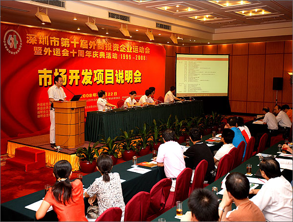 黑眼睛廣告有限公司藝術(shù)總監(jiān)徐先生做市場(chǎng)開發(fā)說(shuō)明